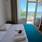 Sunny Island بيت ضيافة ابزور